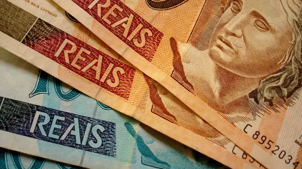 Medida permite transferência de salários e proventos sem necessidade de justificativa e segue para o Senado