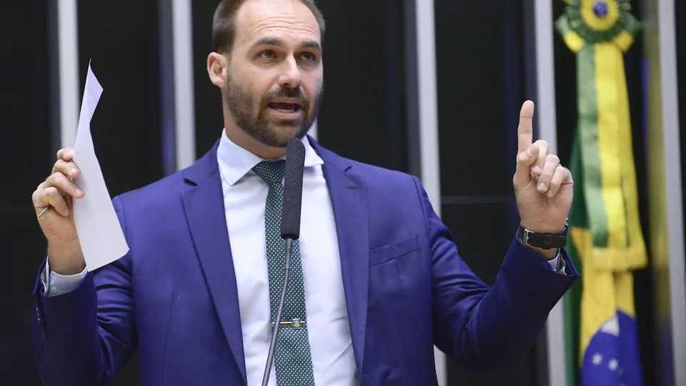 Eduardo Bolsonaro se posiciona como 'plano B' para 2026, reforçando apoio ao pai