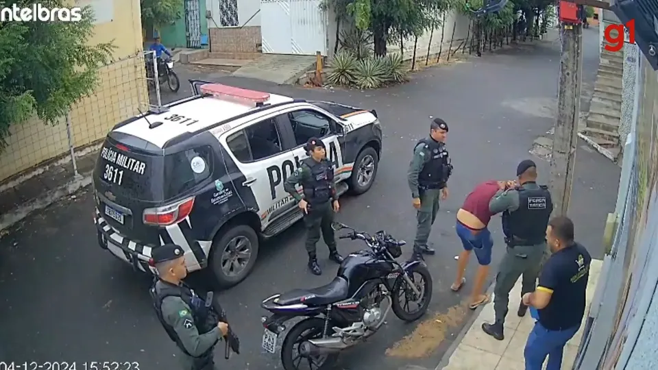 Vídeo mostra agressão a um homem na presença de seus pais durante abordagem policial em Sobral, gerando investigações.