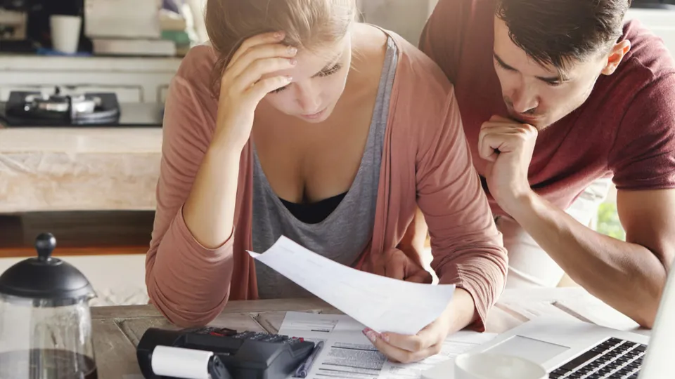 Endividamento das famílias aumenta para 77% em novembro, após quatro meses de queda