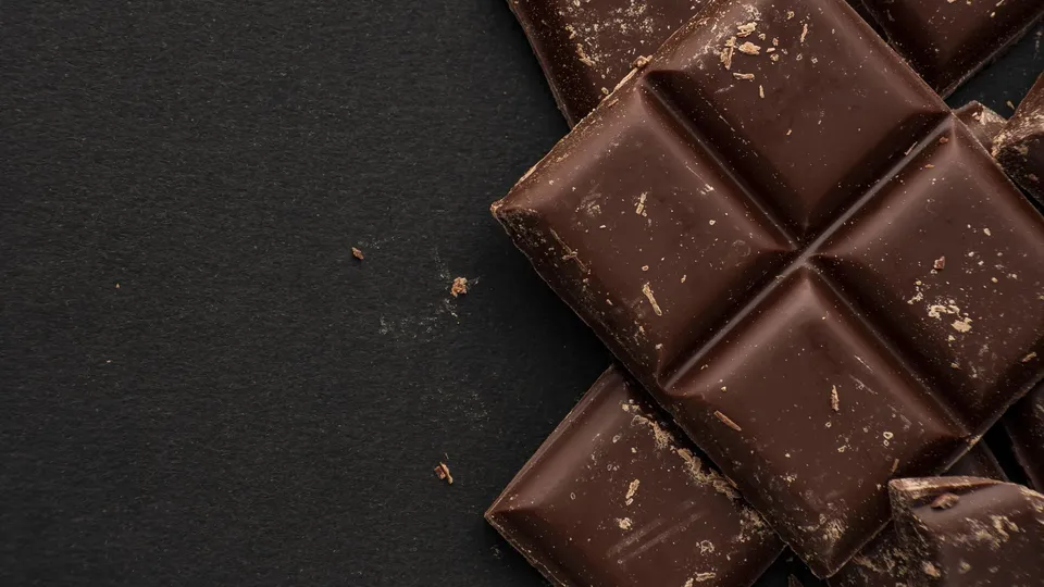 Pesquisa revela que cinco porções semanais de chocolate amargo estão ligadas a uma diminuição significativa no risco de diabetes tipo 2.