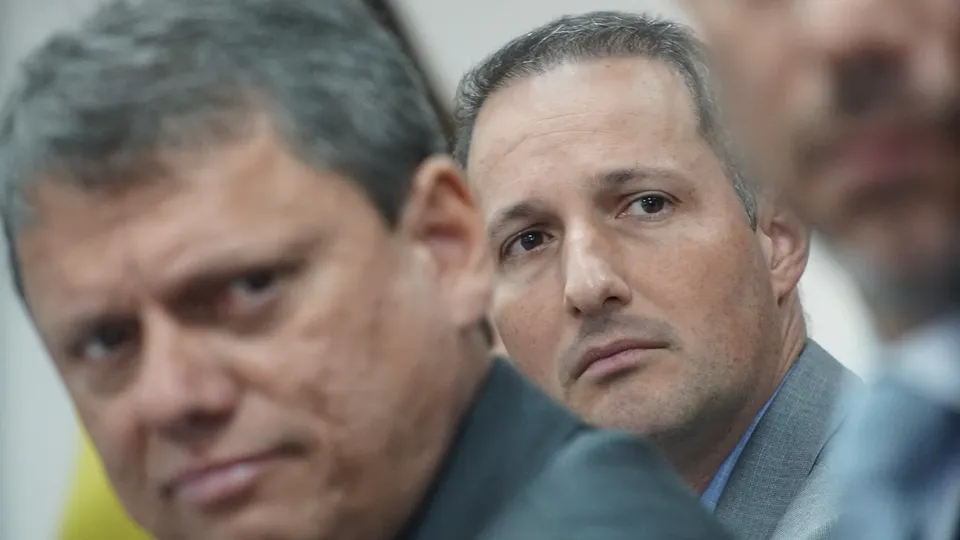 Governador de São Paulo admite visão equivocada e promete investimento em tecnologia de monitoramento policial.