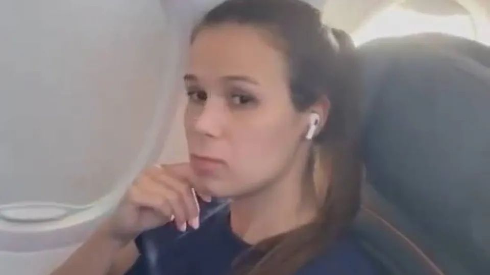 Vídeo: mulher se defende após polêmica por não ceder assento em avião