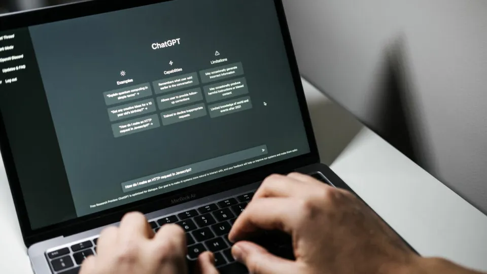 A OpenAI anunciou que o ChatGPT superou 300 milhões de usuários por semana, evidenciando sua popularidade crescente no setor de tecnologia.