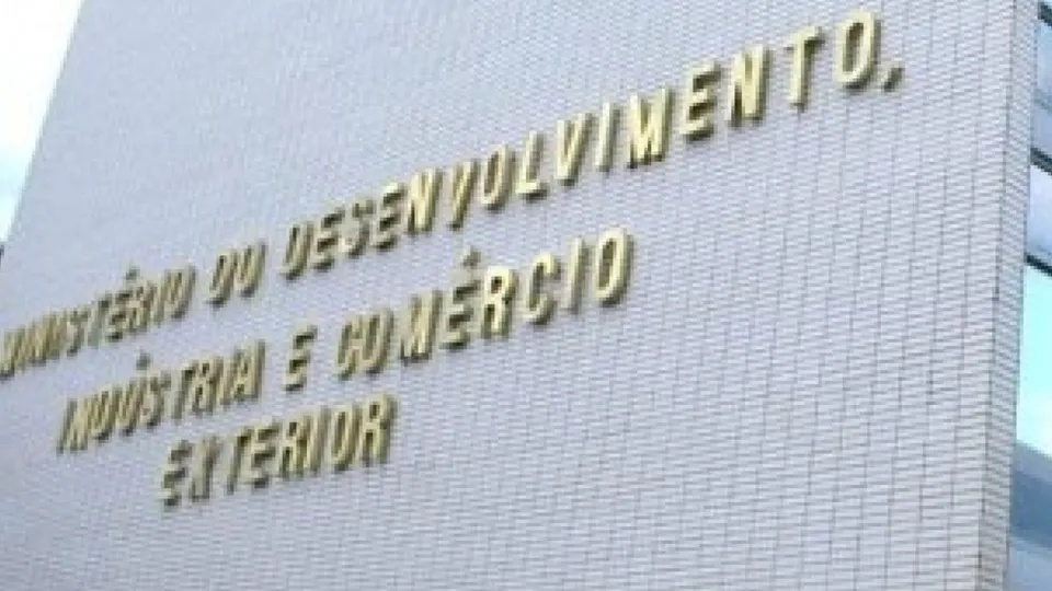 O superávit foi alcançado com exportações de US$ 28,021 bilhões e importações de US$ 20,991 bilhões, segundo o MDIC.