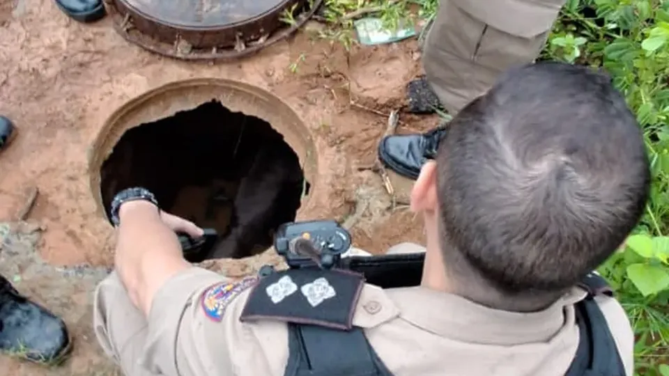 Suspeito de integrar facção criminosa foi capturado após tentar escapar pela tubulação em Muriaé.