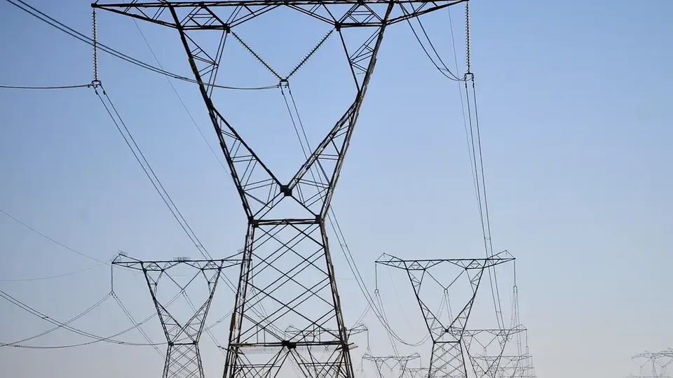 Aneel revela que a matriz elétrica do Brasil cresceu significativamente até novembro, com destaque para energia solar e eólica.