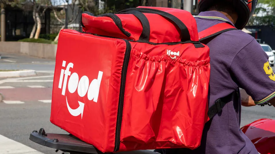 Após condenação de R$ 10 milhões, iFood contesta decisão do TRT que impõe vínculo empregatício a entregadores.