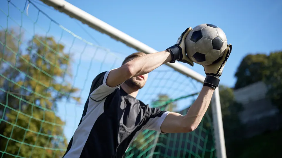 Proposta visa combater a cera dos goleiros e já está em fase de teste na Premier League sub-21.