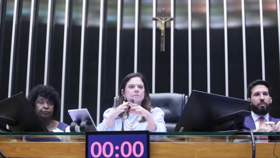 Medidas visam fortalecer a proteção às mulheres e serão analisadas pelo Senado; campanha '21 Dias de Ativismo' inspira ação.