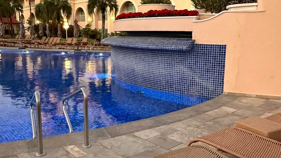 Criança ficou submersa por sete minutos após cabelo prender em dispositivo de cascata; hotel lamenta tragédia.