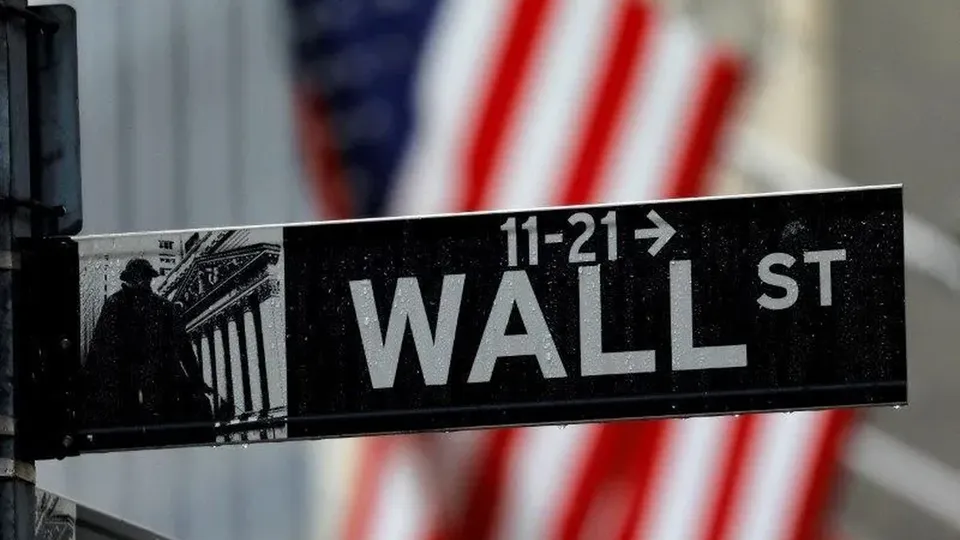 Após alcançarem recordes, índices de Nova York recuam com investidores à espera de dados de emprego dos EUA.
