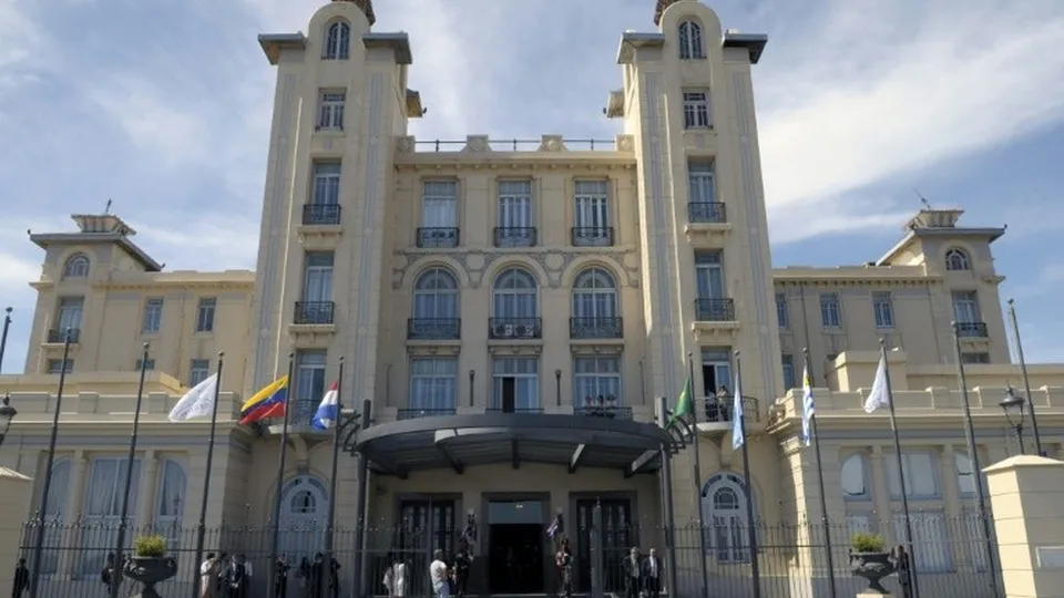 Após 25 anos de negociações, Mercosul e Comissão Europeia podem confirmar acordo em Montevidéu, apesar de oposições na Europa.