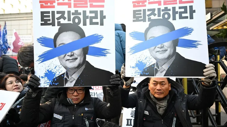O líder do Partido do Poder Popular pediu a suspensão do presidente Yoon Suk Yeol, citando riscos à democracia sul-coreana.