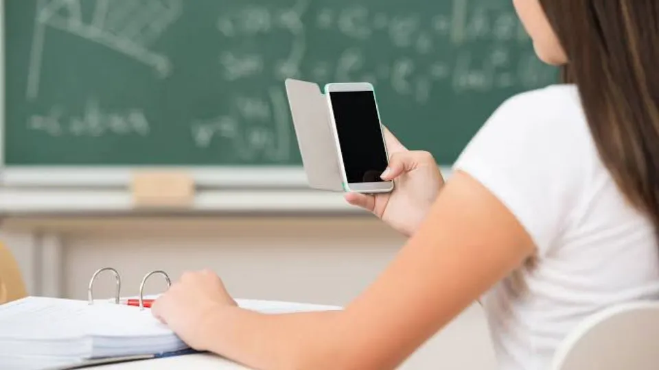 A nova legislação proíbe o uso de dispositivos com acesso à internet, incluindo tablets e smartwatches, em todo o estado.