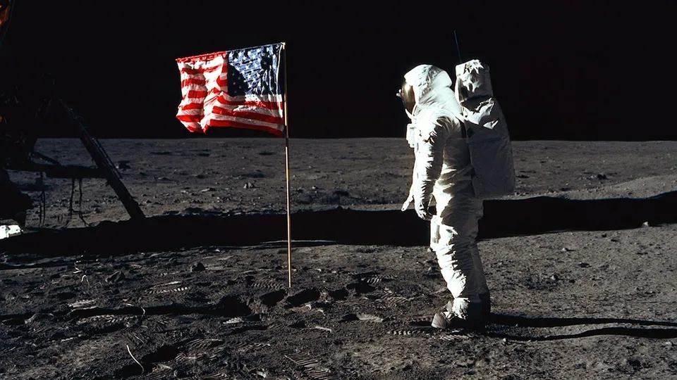Problemas técnicos na cápsula Artemis 3 forçam nova prorrogação no retorno dos astronautas à Lua, agora para meados de 2027.