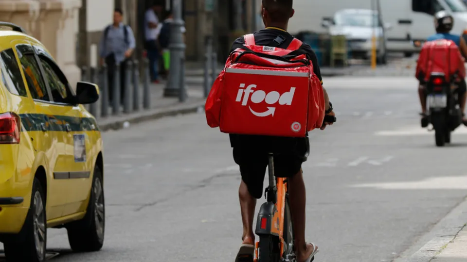 Justiça determina que iFood reconheça vínculo empregatício e multa empresa em R$ 10 milhões