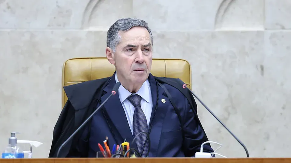 Presidente do STF, Luís Roberto Barroso, rejeitou pedido de afastamento de Moraes, que é investigado por suposta conspiração.