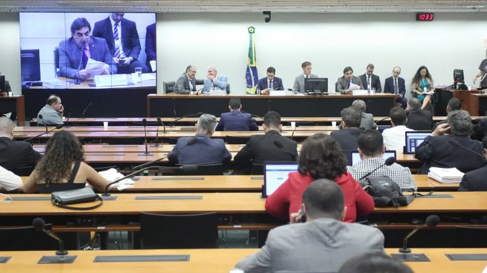 Estimativa total de receitas da União para o próximo ano alcança R$ 2,930 trilhões após revisão.