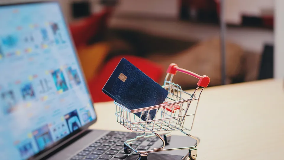 Alíquota do ICMS sobre encomendas internacionais sobe de 17% para 20%, impactando preços no e-commerce.