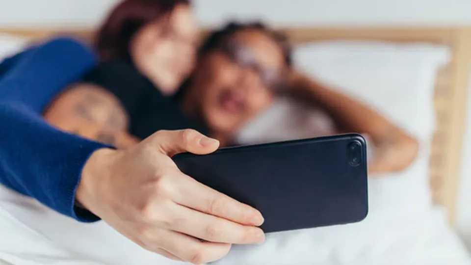Nova proposta criminaliza ocultação de câmeras e violações de privacidade por dispositivos eletrônicos.