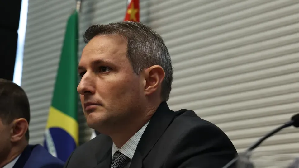A oposição, encabeçada por Guilherme Cortez, argumenta falhas na segurança pública e abuso de poder por parte do secretário.