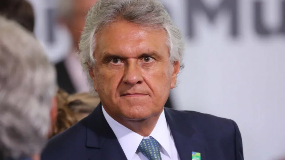 Governador de Goiás, Ronaldo Caiado, critica uso de câmeras em policiais, mesmo após recuo de Tarcísio de Freitas.