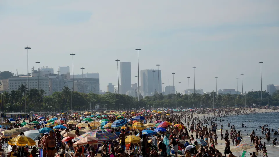Temperaturas podem ultrapassar 40°C em algumas cidades, enquanto outras enfrentam chuvas fortes e riscos de alagamentos.