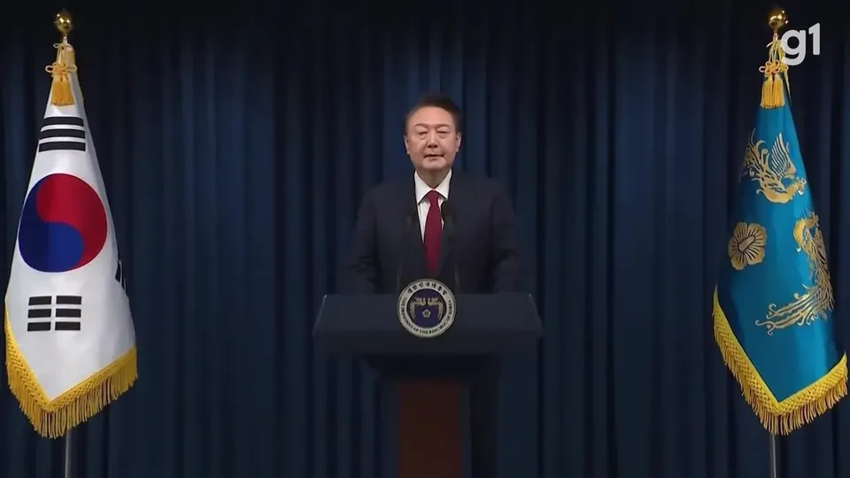 Yoon Suk Yeol, atual presidente da Coreia do Sul, sobrevive ao pedido de impeachment em meio a protestos e boicote no parlamento.