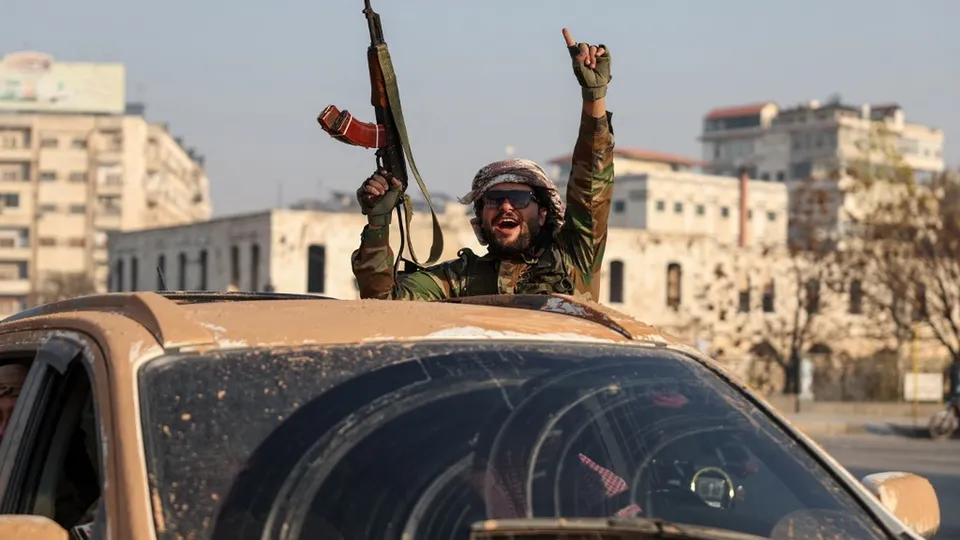Insurgentes afirmam que cercam a capital síria após conquistas na província de Daraa; governo desmente retirada de tropas.