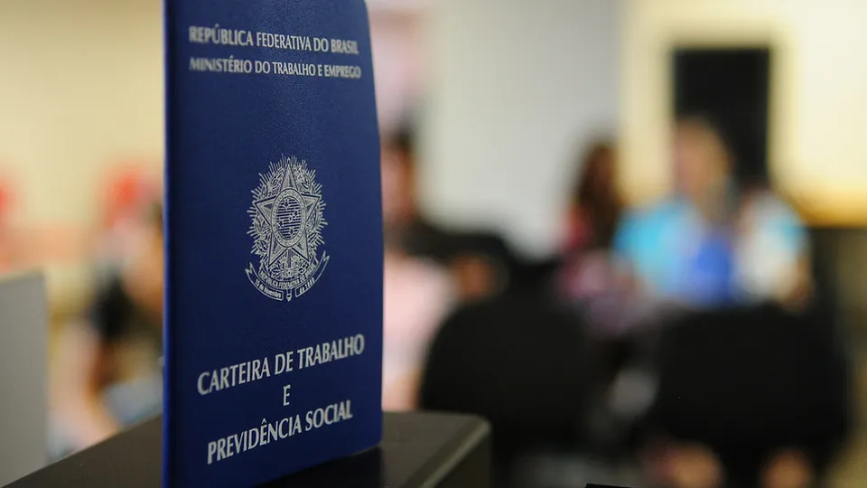 A decisão reafirma as mudanças na CLT que regulamentam o trabalho intermitente, gerando debates sobre seus impactos sociais.