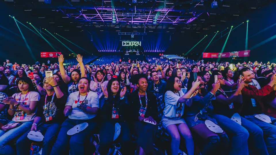 O evento, que começou na quinta-feira e vai até domingo, registrou falta de luz em parte do pavilhão na tarde deste sábado.