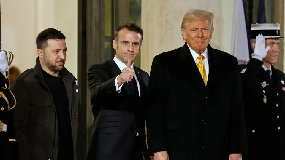 Trump afirma que o mundo está 'um pouco louco' durante encontro com Macron em Paris