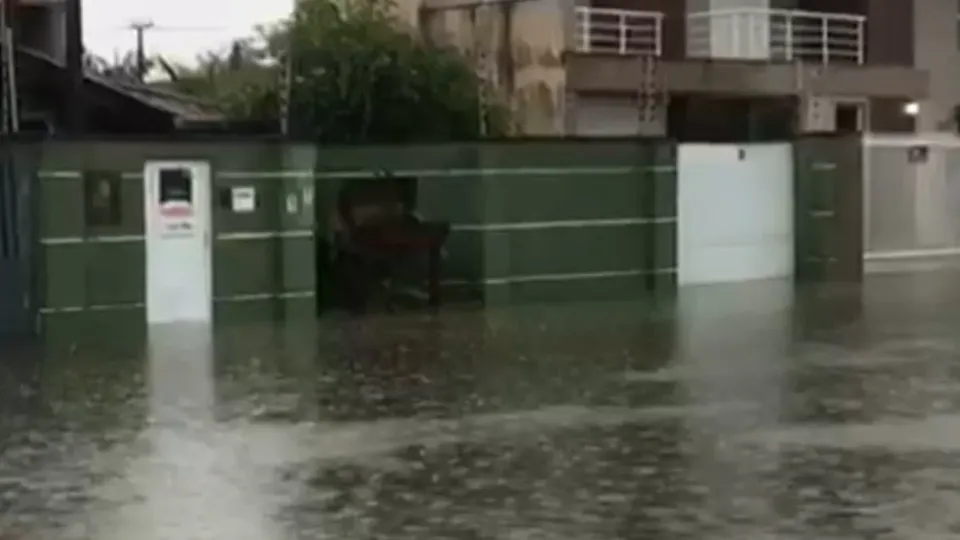 O estado do Paraná enfrenta alerta vermelho neste sábado (7) por causa do acúmulo de chuvas intensas, informa o INMET.