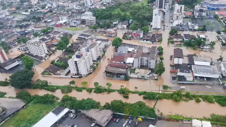 Joinville enfrenta situação crítica com 120 mm de chuva em apenas 12 horas, afetando transporte e provas.