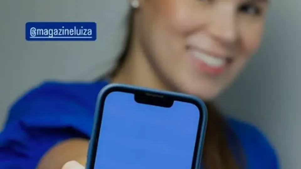 Jeniffer Castro, conhecida como ‘moça da janela’, inicia parceria com a varejista Magalu após viralizar nas redes.