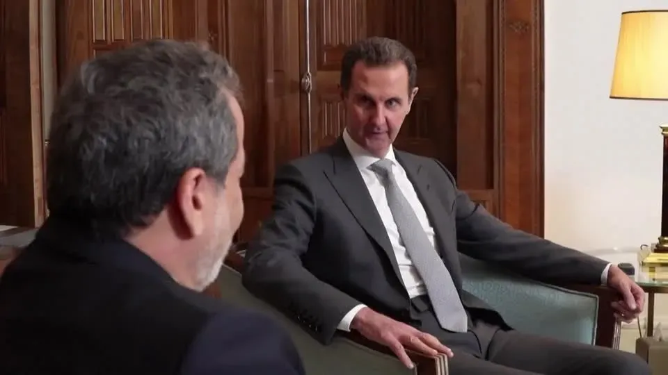O presidente sírio Bashar al-Assad teria embarcado em um avião e deixado a capital, Damasco, em meio à ofensiva rebelde.