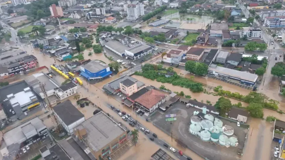 Cidades como Araquari já decretaram emergência; previsão é de mais chuvas até segunda-feira.