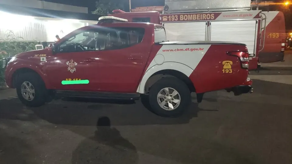 Militares socorriam vítimas de colisão com poste quando criminosos furtaram veículo; um homem morreu no local.