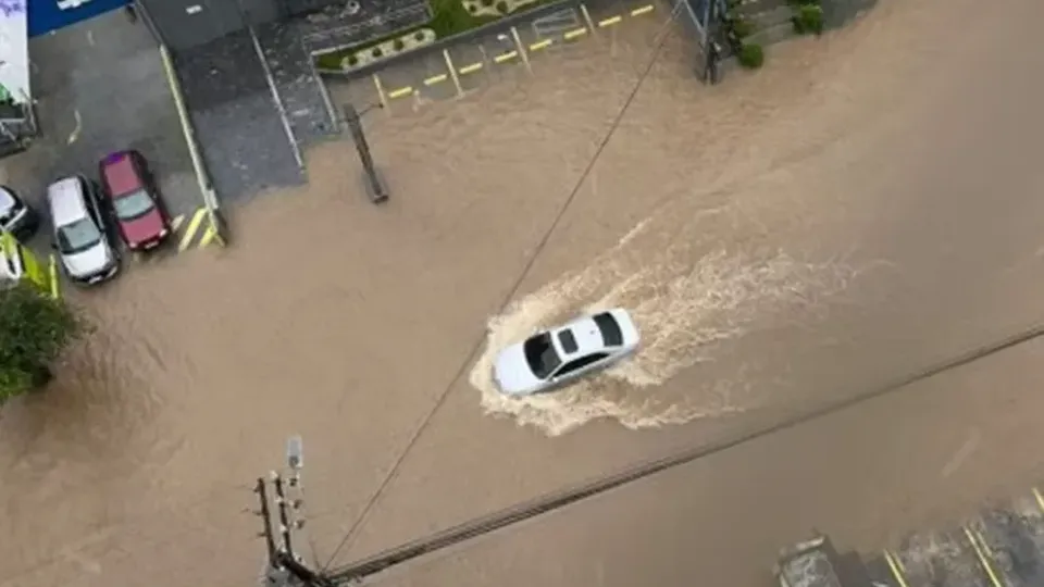 Santa Catarina enfrenta estragos por chuvas intensas; 24 cidades em emergência