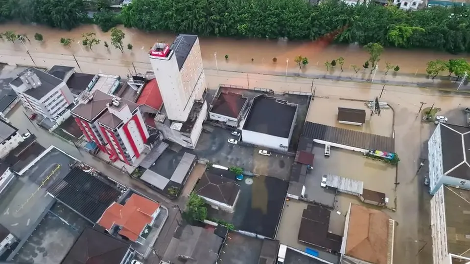 A Defesa Civil de Santa Catarina emitiu um alerta sobre chuvas fortes no Estado, que podem causar alagamentos e deslizamentos.