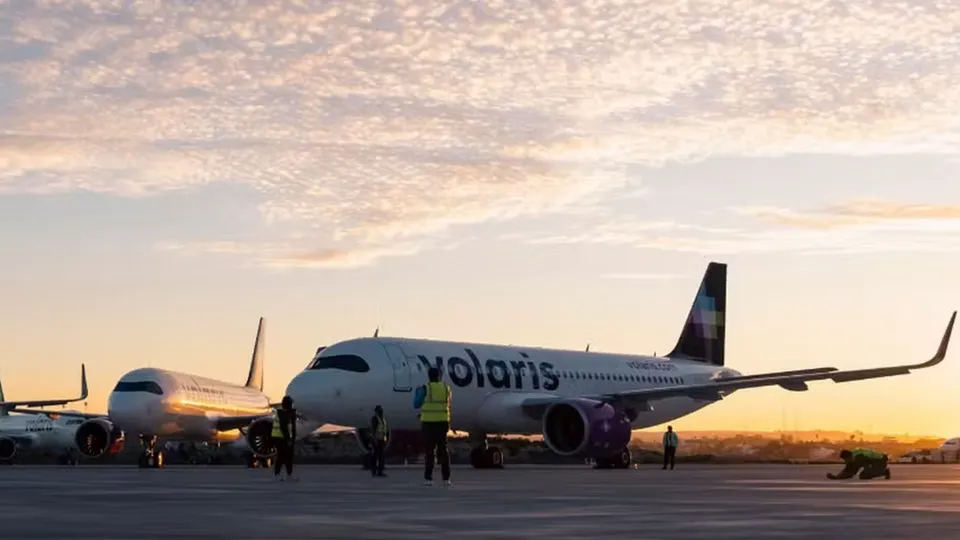 Passageiro de 31 anos invadiu cabine e agrediu comissário, mas foi contido pela tripulação em voo da Volaris.