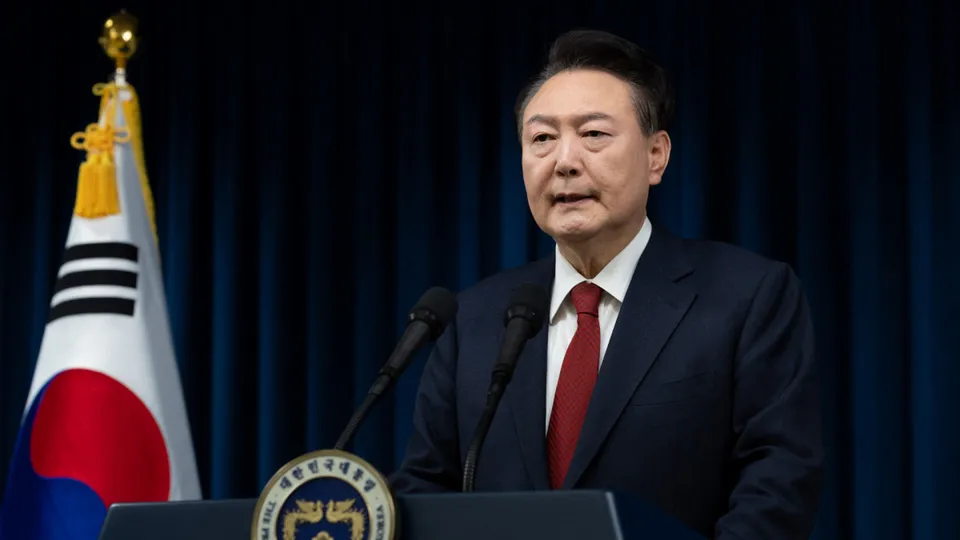 O presidente sul-coreano enfrenta acusações de golpe e impeachment, enquanto a oposição clama por sua renúncia
