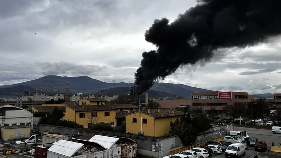 Uma explosão em uma refinaria da ENI, em Calenzano, deixou duas pessoas mortas e feriu diversas outras nesta segunda-feira.