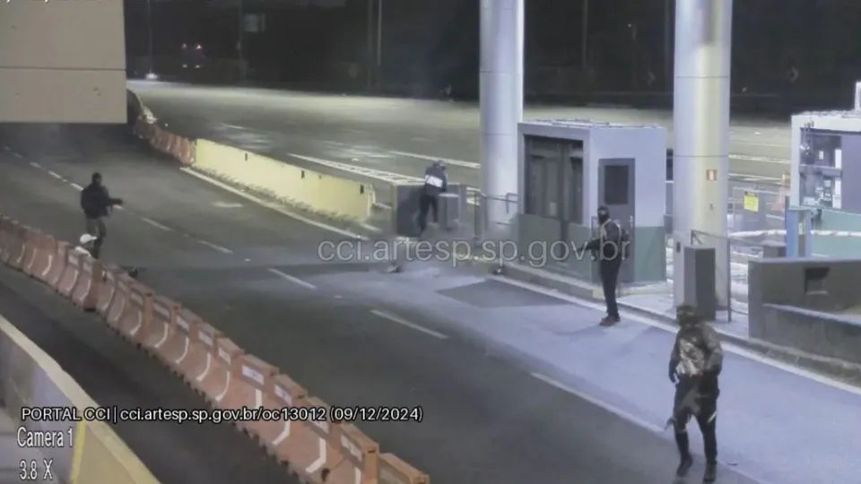Na madrugada desta segunda-feira, criminosos armados assaltaram pedágio na Rodovia Padre Manoel da Nóbrega, em São Vicente.