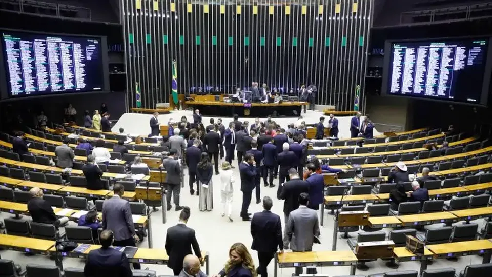 Após a desoneração da folha de pagamentos, o Congresso revisou a previsão de receitas do orçamento, afetando projetos do governo.
