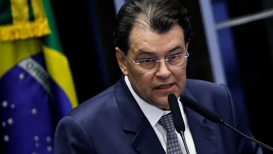 Eduardo Braga apresenta relatório que mantém itens essenciais isentos de novos impostos