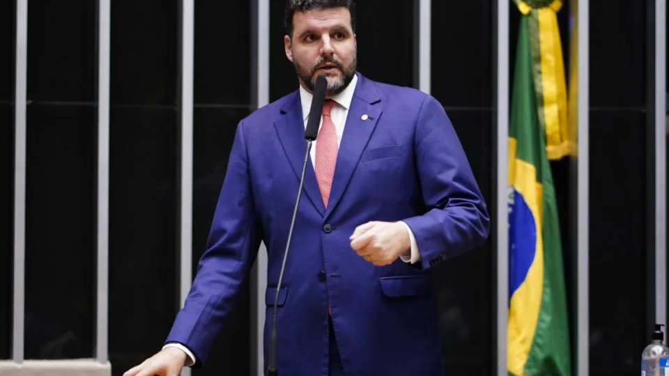 Líder da bancada do agronegócio, Pedro Lupion, critica interferência do STF e anuncia apoio a Davi Alcolumbre para o Senado.