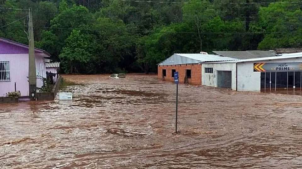 Alerta de grande perigo em Santa Catarina e Paraná por chuvas intensas e alagamentos