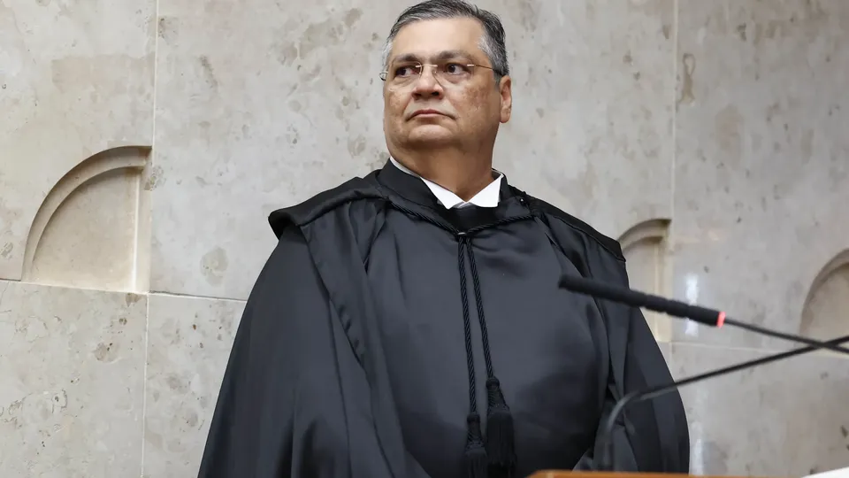 Ministro do STF reafirma a necessidade de transparência no uso de emendas, ignorando pressões do Congresso